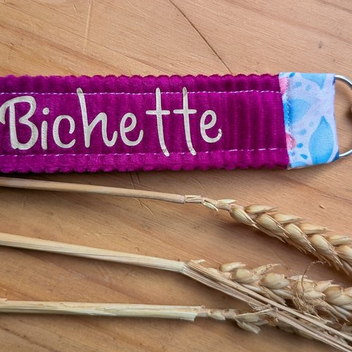 Porte-clés dragonne personnalisé en velours côtelé fuchsia - modèle "bichette"