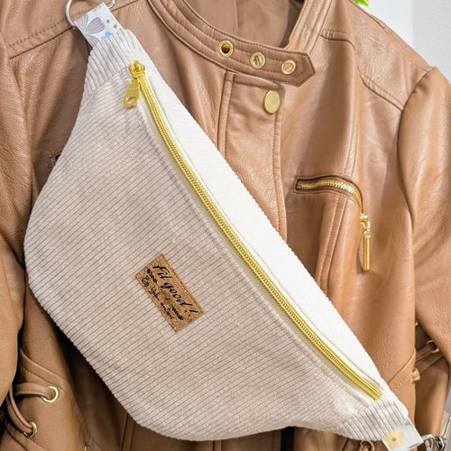 Sac banane artisanal en velours côtelé écru – doublure fleurie et détails dorés