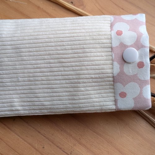 Étui nomade – velours côtelé crème et motifs fleurs vintage roses