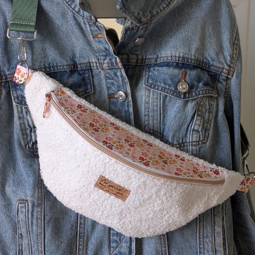 Sac banane moumoute blanc cassé et tissu fleuri - style bohème et cocooning