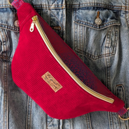 Sac banane fait main en velours côtelé rouge, doublure jacquard vagues japonaises, sac bandoulière femme chic avec détails dorés