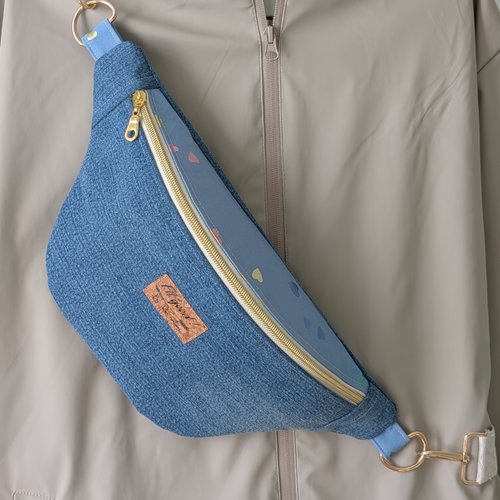 ​sac banane en jean bleu et motifs cœurs – sac bandoulière fait main