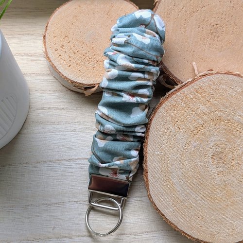 Porte-clés bracelet élastique froncé en tissu floral vert sauge, dragonne de poignet fait main