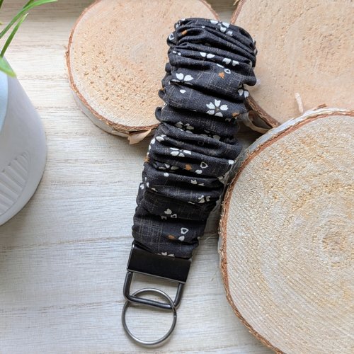 Porte-clés bracelet tissu fleur, dragonne clé poignet élastique style scrunchie, bijou de sac chouchou noir, idée cadeau pratique femme