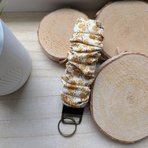 Porte-clés bracelet style chouchou en tissu fleuri jaune et bronze antique, dragonne de poignet fait main