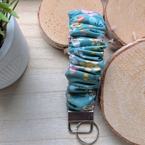 Porte-clés bracelet chouchou en tissu floral vert d'eau, attache clé poignet élastique