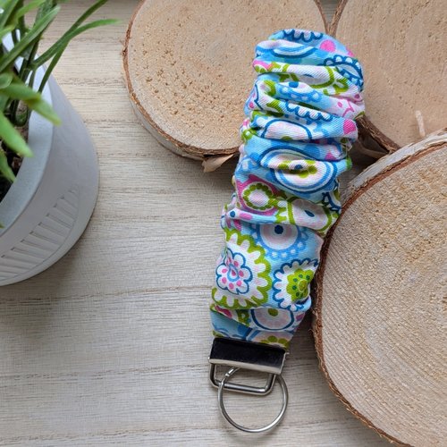 Porte-clés bracelet chouchou en tissu fleuri bleu et rose, dragonne de poignet élastique style scrunchie pour femme