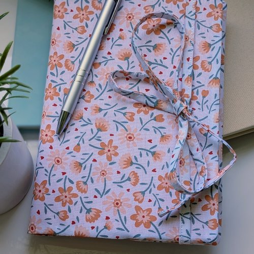 Protège-carnet a5 en tissu fleuri pastel et lin orange avec liens à nouer, fait main