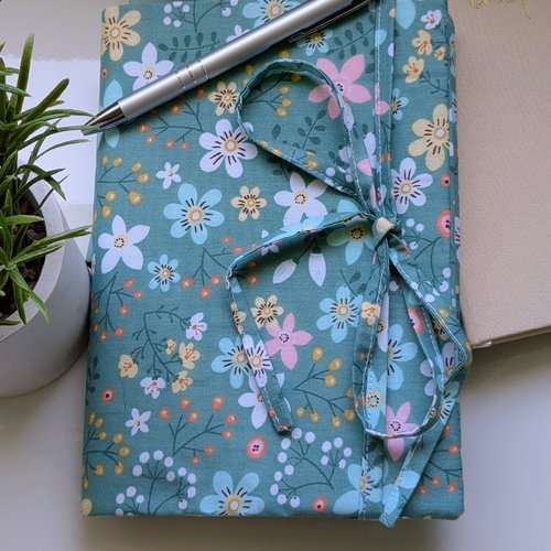 Protège-carnet a5 en tissu fleuri vert sauge, housse de livre fait main à nouer