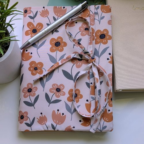 Protège-carnet a5 en tissu floral rose et moutarde | housse de livre en coton fait main avec liens à nouer