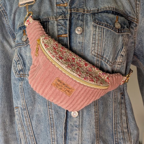 Sac banane enfant en velours côtelé rose et tissu fleuri - petite banane fille fait main style liberty, idéal balades et vacances d'été