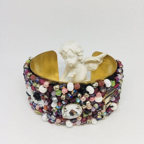 Manchette fantaisie 3.5 cm "gabrielle" // breloques et perles multicolores cousues