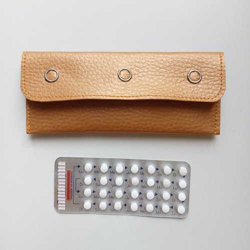 Étui pilules ocre