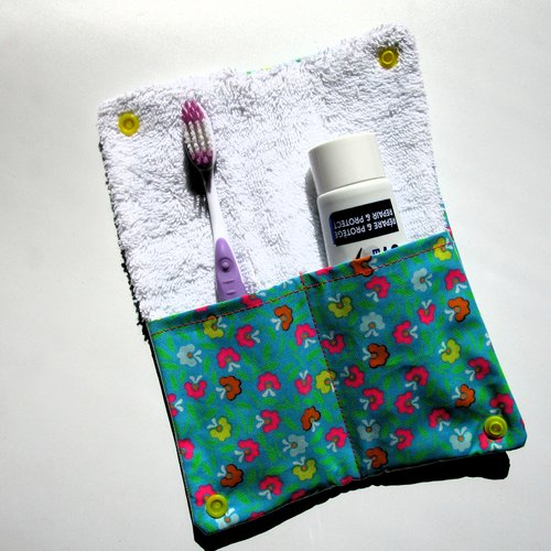 Etui à brosse à dents + dentifrice vert