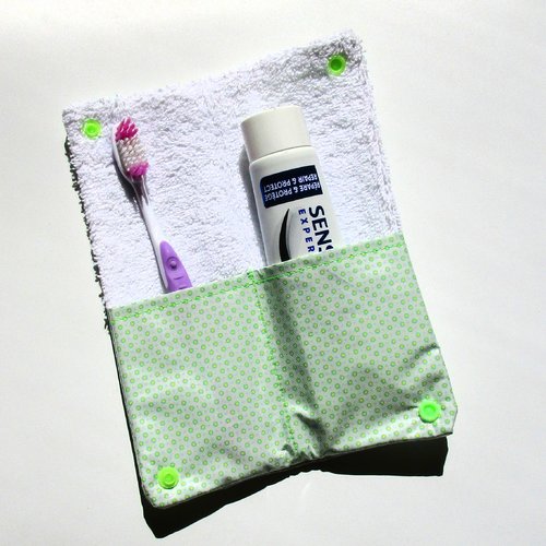 Etui à brosse à dents + dentifrice vert clair