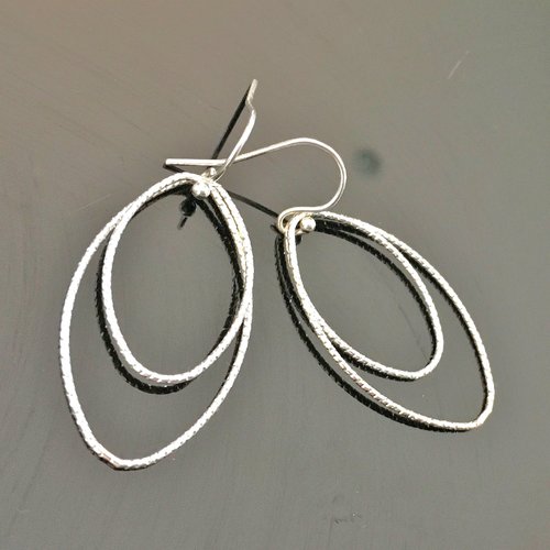 Boucles d'oreilles en argent 925/000 crochets pendants anneaux ovales ciselés