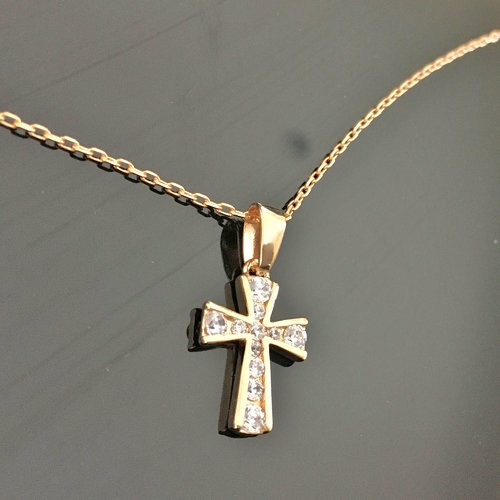 Collier pendentif petite croix en plaqué or 18 carats et zirconiums sur chaine 42 cm plaqué or