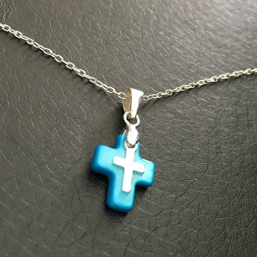 Collier pendentif petite croix en nacre de couleur turquoise et croix en argent 925 sur chaine 42 cm