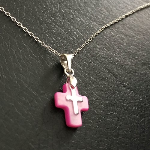 Collier pendentif petite croix en nacre de couleur rose et croix en argent 925 sur chaine 42 cm
