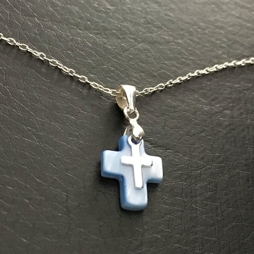 Collier pendentif petite croix en nacre de couleur bleue et croix en argent 925 sur chaine 42 cm