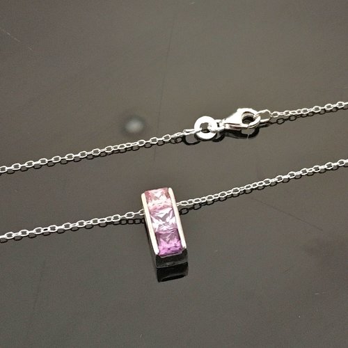 Collier argent 925/000 pendentif barrette 3 zirconiums dégradé de rose à violet sur fine chaine