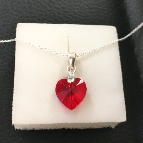 Collier pendentif petit coeur cristal swarovski rouge siam en argent 925 sur fine chaine longueur 42 cm en argent 925/000