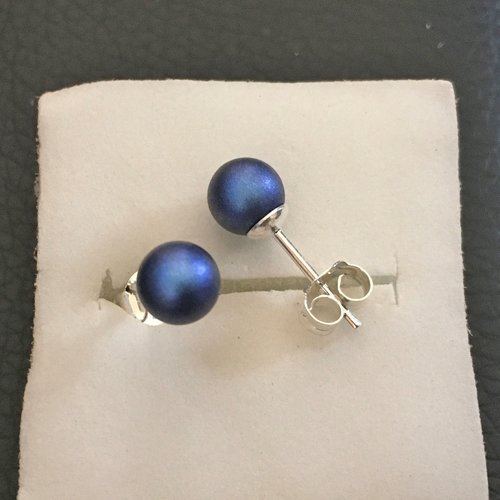 Clous d'oreilles perles nacrées satinées swarovski bleu outremer 6 mm et argent 925/000