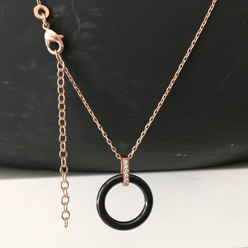 Collier plaqué or rose 18 carats pendentif anneau céramique noire sur belle chaine longueur ajustable