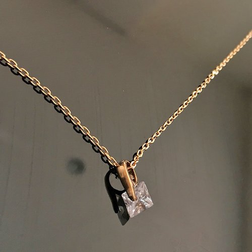 Collier pendentif solitaire carré en plaqué or 18 carats et zirconium