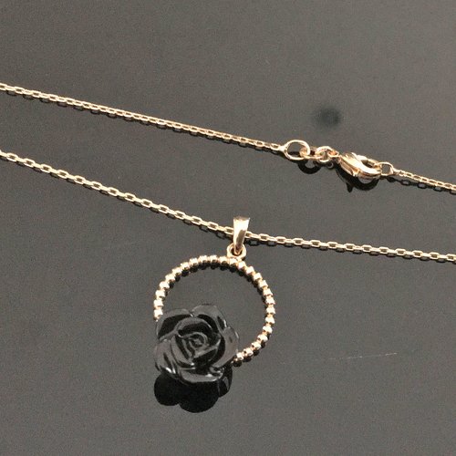Collier anneau en plaqué or 18 carats effet perlé et rose noire sur chaine maille diamantée longueur 42 cm