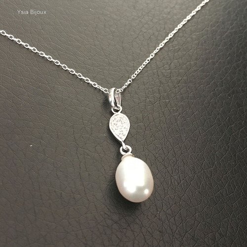 Bougie blanche avec collier de perles argentées