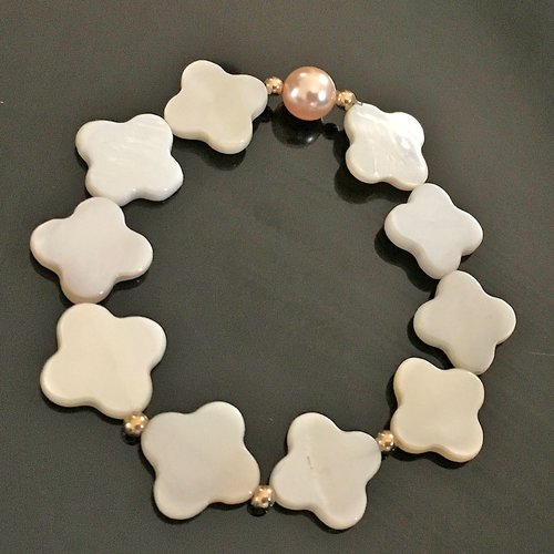 Bracelet trèfles nacre naturelle - perles nacrée swarovski et plaqué or taille élastique