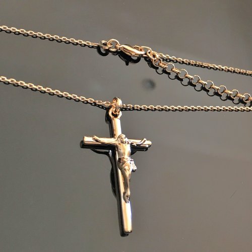 Collier pendentif jésus sur la croix en plaqué or 18 carats sur belle chaine ajustable