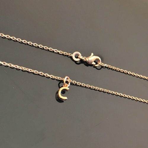 Collier initiale plaqué or 18 carats petit pendentif lettre c sur belle chaine longueur 42 cm