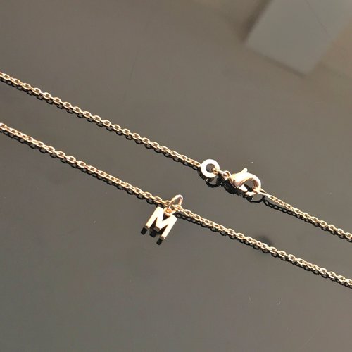 Collier initiale plaqué or 18 carats petit pendentif lettre m sur belle chaine longueur 42 cm