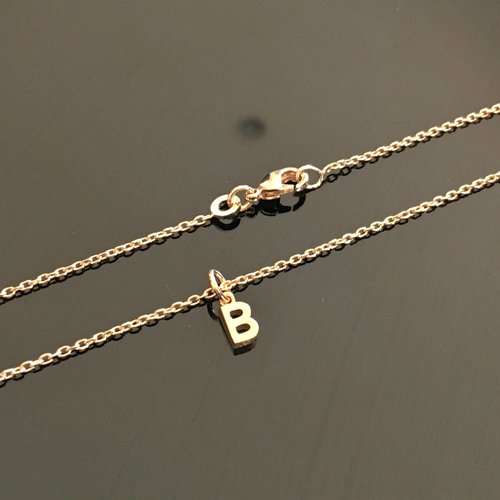 Collier initiale plaqué or 18 carats petit pendentif lettre b sur belle chaine longueur 42 cm