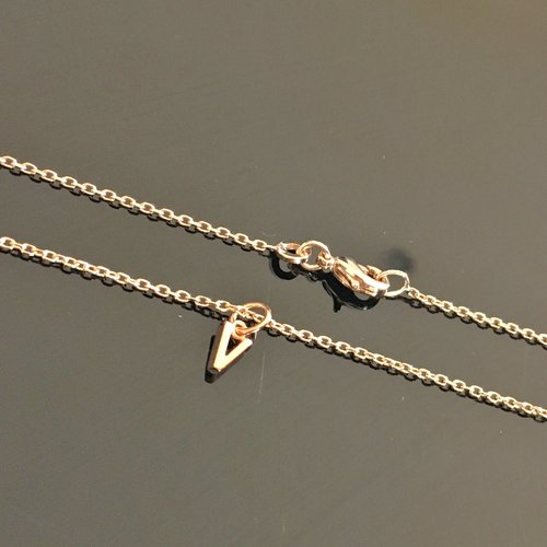 Collier initiale plaqué or 18 carats petit pendentif lettre v sur belle chaine longueur 42 cm