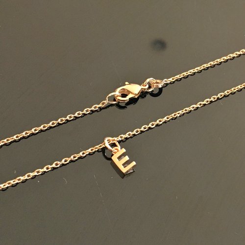 Collier initiale plaqué or 18 carats petit pendentif lettre e sur belle chaine longueur 42 cm