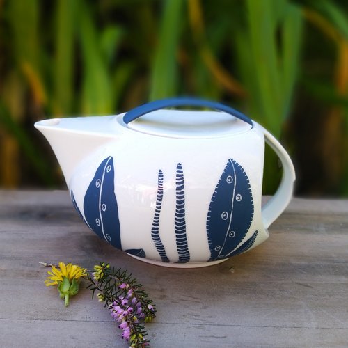 Théière porcelaine originale bleu, 100 cl, collection graphica théière bleu mat et blanc, peinture porcelaine