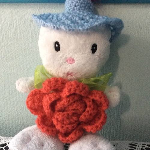 Élégant petite peluche avec sa chapeau 