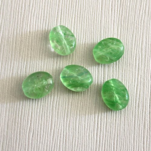 Ovale vert avec relief trèfle 12 perles