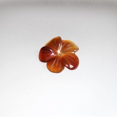 Perle en cornaline fleur