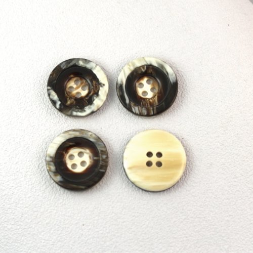 4 boutons  synthétique 23 mm imitation de la nacre