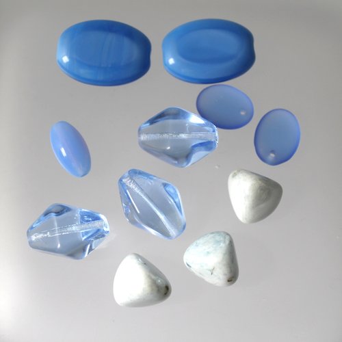 Assortiment des perles en verre  11 perles