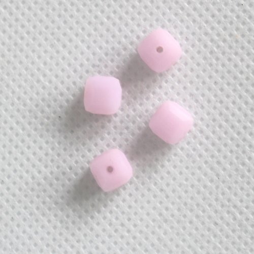 Cube en cristal t 6 mm rose opaque 4 pièces