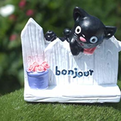 Miniature resine : barrière blanche avec chat noir longueur 4.6cm