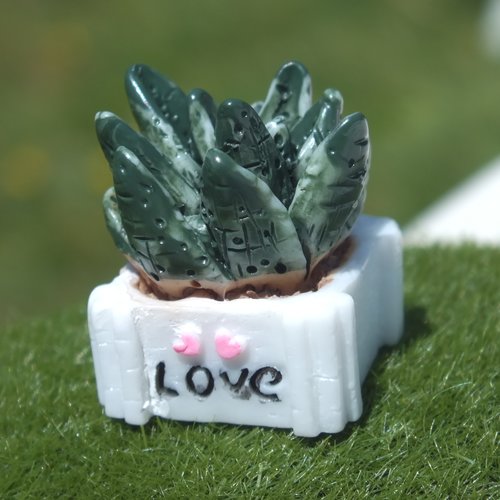 Miniature resine : cactus dans son pot décoratif hauteur 2.5cm (07)