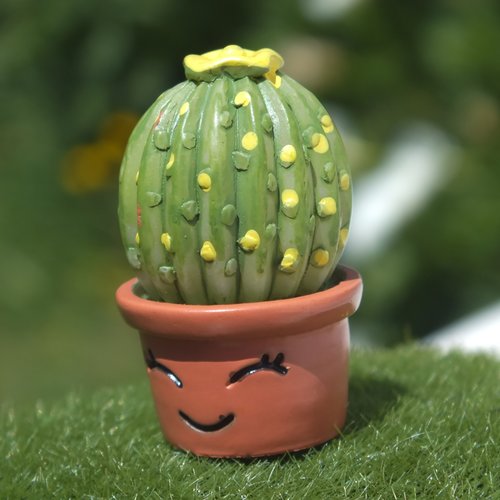 Miniature resine : cactus  hauteur 3cm (12)