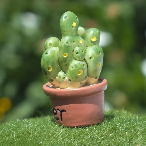 Miniature resine : cactus  hauteur 3.2cm (17)