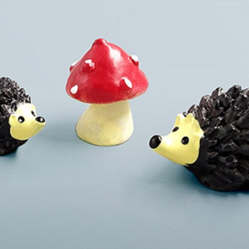 Lot 3 miniatures  resine : 2 hérissons + 1 champignon.